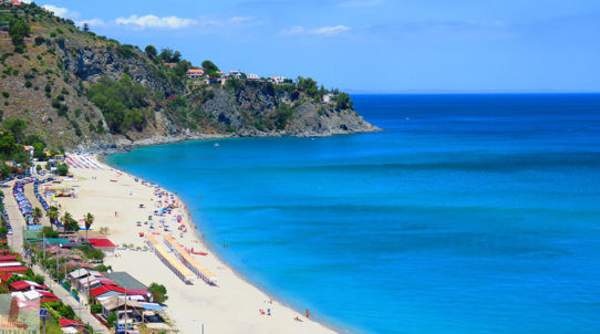 Spiaggia e scogliera di Caminia a Stalettì