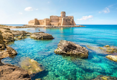 Spiaggia e fortezza aragonese di Le Castella in Calabria