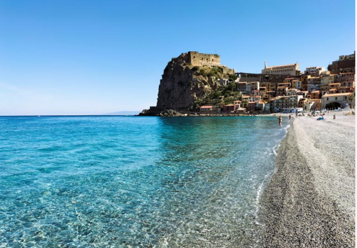 Borgo e spiaggia di Chianalea di Scilla sulla Costa Viola